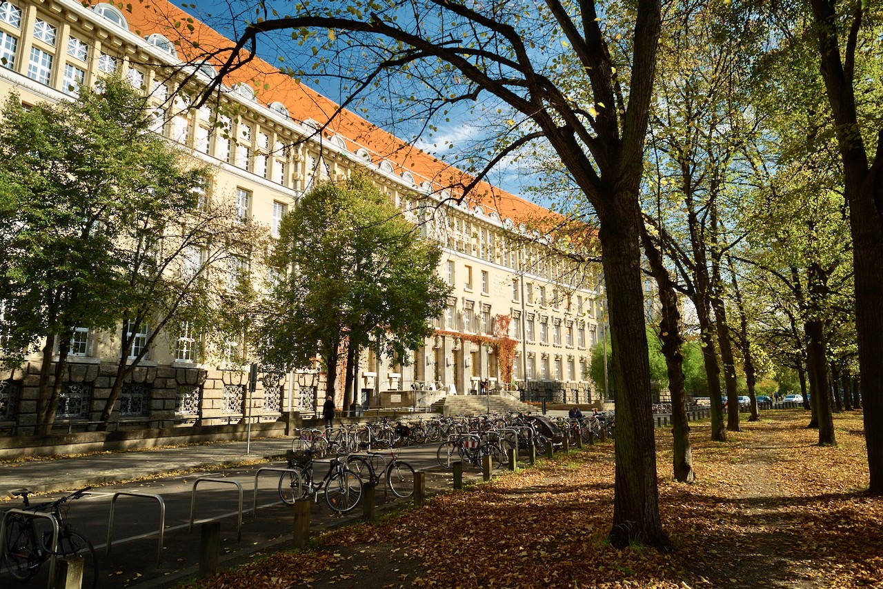 Der Lindenring am Deutschen Platz im Herbst